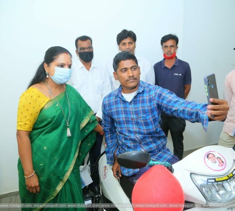 దివ్యాంగులకు స్కూటీలను అందించిన ఎమ్మెల్సీ కవిత